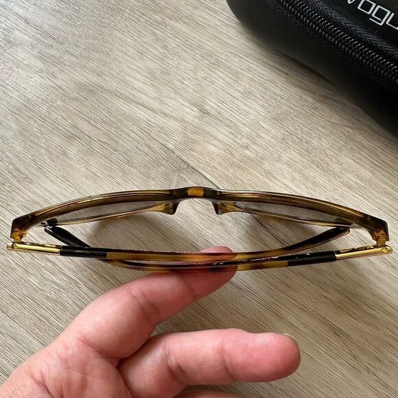Vogue Sunglasses With Zip Around Sport Case main image 10